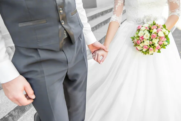 Boda pareja cogida de la mano — Foto de Stock