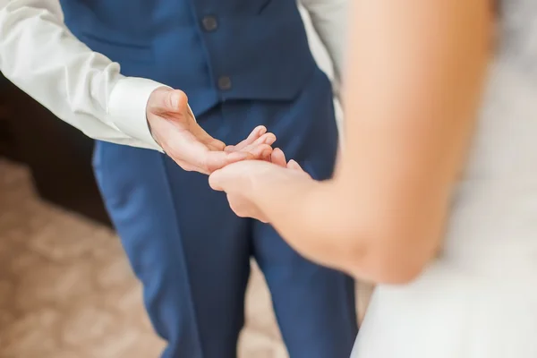 Boda pareja cogida de la mano — Foto de Stock