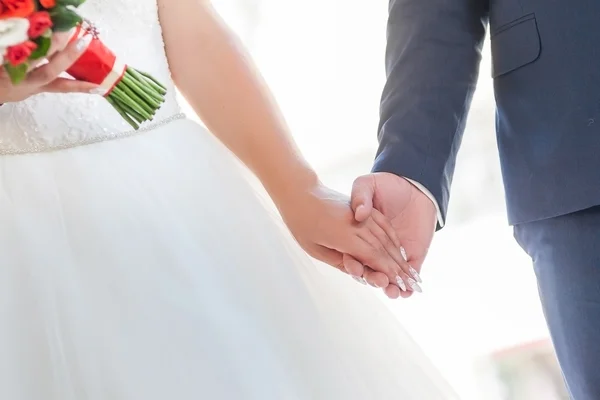 Hochzeitspaar hält Händchen — Stockfoto