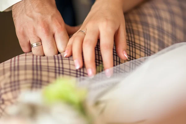 Boda pareja cogida de la mano — Foto de Stock