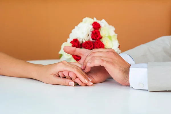 Boda pareja cogida de la mano — Foto de Stock