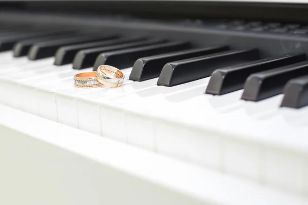 Dois anéis de casamento — Fotografia de Stock