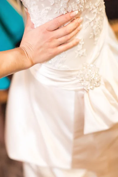 Hochzeit in den Händen der Braut — Stockfoto