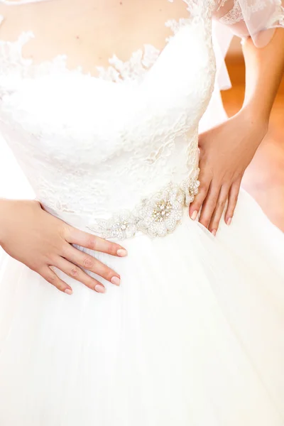 Esküvő menyasszony kezét — Stock Fotó