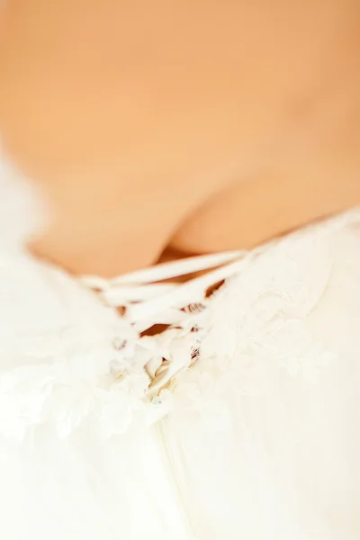Bruidsmeisje helpen bruid — Stockfoto