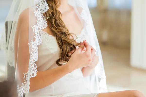 Hochzeit in den Händen der Braut — Stockfoto