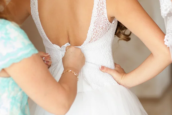 Подружка невесты помогает невесте — стоковое фото