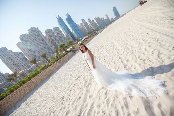Bruid op strand bruiloft — Stockfoto