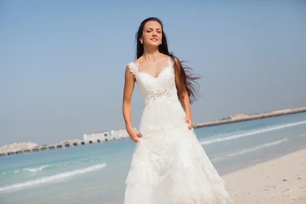 Braut bei Strandhochzeit — Stockfoto