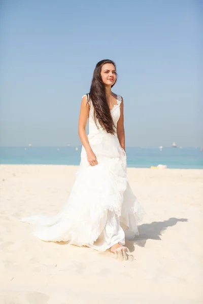 Braut bei Strandhochzeit — Stockfoto