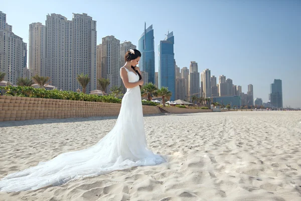 Braut bei Strandhochzeit — Stockfoto