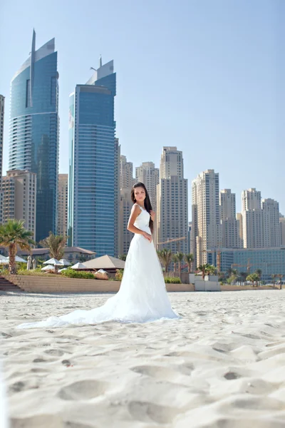 Braut bei Strandhochzeit — Stockfoto