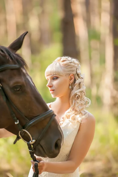 Novia y caballo — Foto de Stock