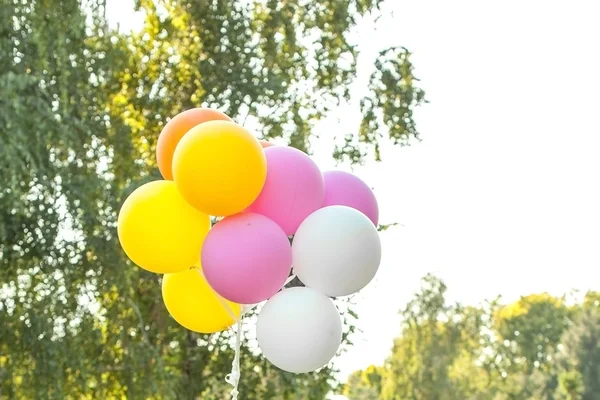 Luftballons gegen den Himmel — Stockfoto