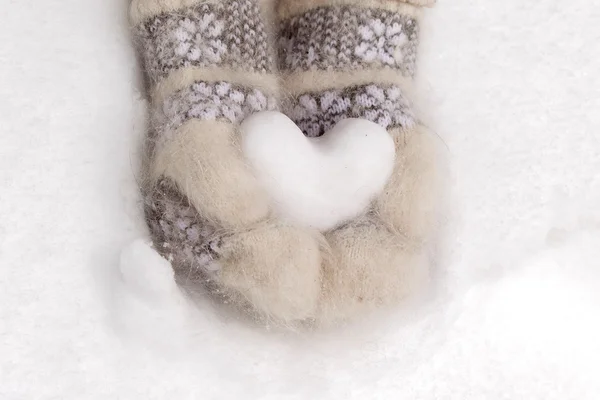 Снігове серце в руках — стокове фото