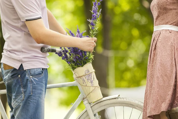Casal amoroso com bicicleta — Fotografia de Stock