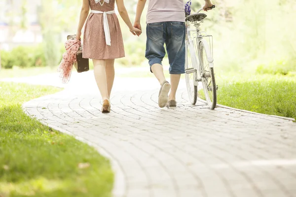 Casal amoroso com bicicleta — Fotografia de Stock