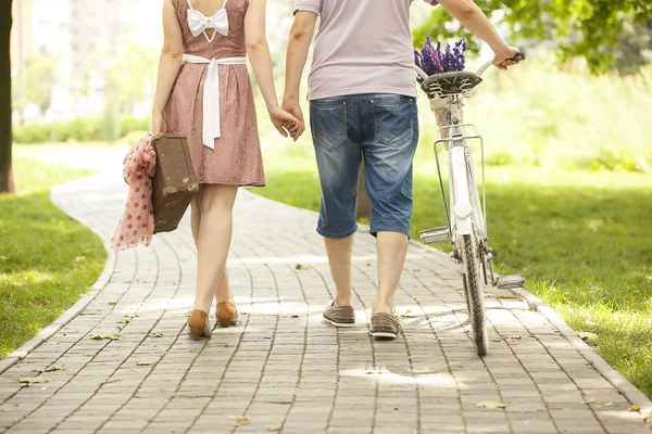 Любящая пара с велосипедом — стоковое фото