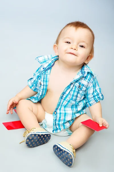 Bambino in possesso di carta — Foto Stock