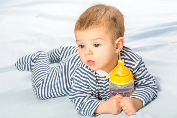 Baby en fles — Stockfoto