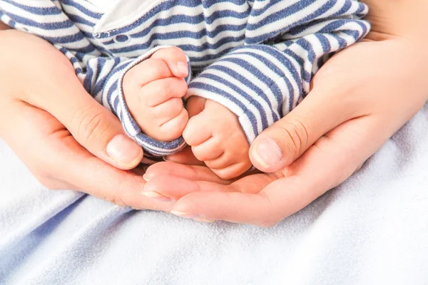 Bebé y madres manos — Foto de Stock