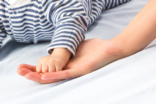 Baby and mothers hands — Stock Photo, Image