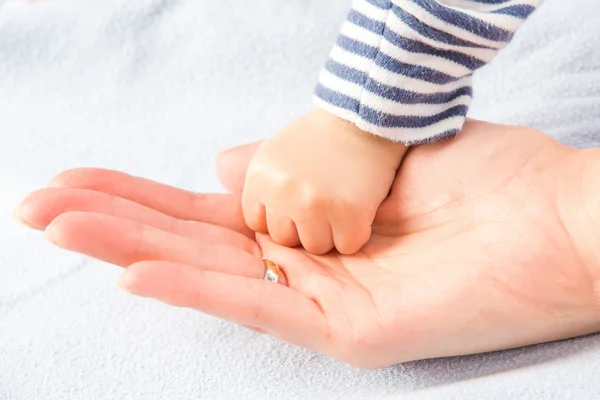 Baby and mothers hands — Stock Photo, Image