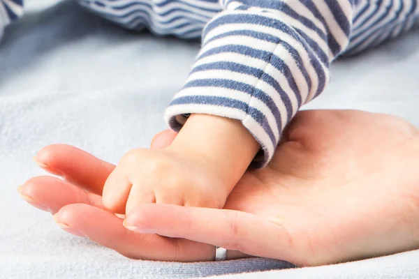 Bebé y madres manos — Foto de Stock