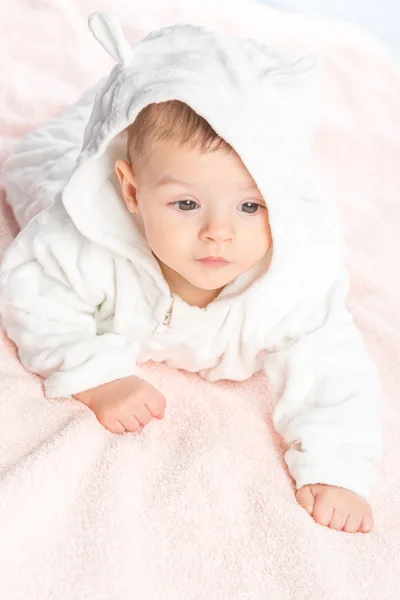 Baby op handdoek — Stockfoto