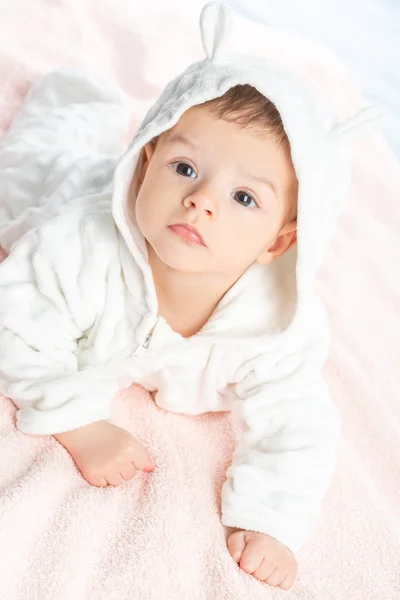 Baby op handdoek — Stockfoto