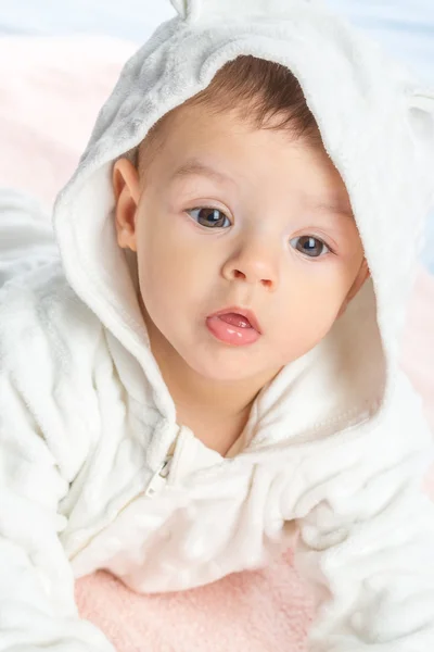 Baby op handdoek — Stockfoto