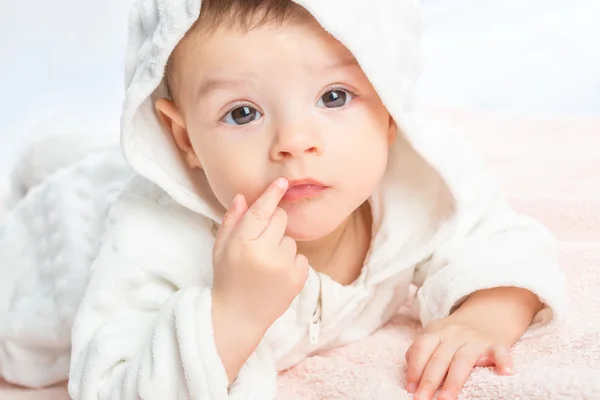 Baby på handduk — Stockfoto