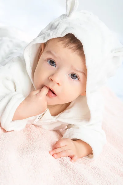 Baby op handdoek — Stockfoto