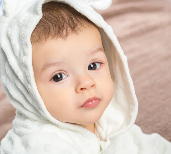 Baby på handduk — Stockfoto