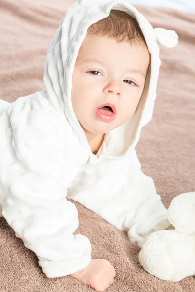 Baby op handdoek — Stockfoto