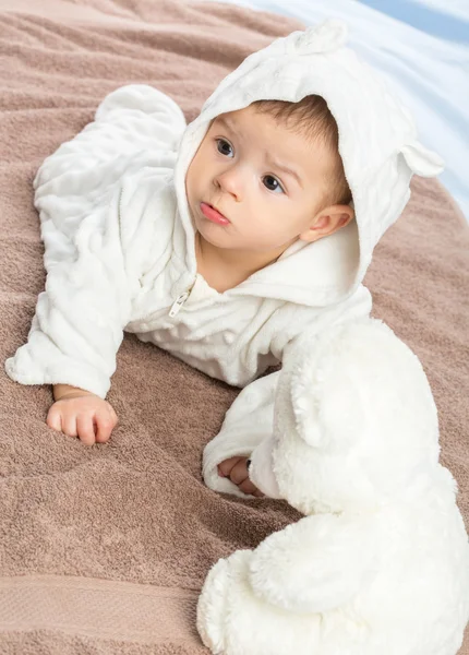 Baby på handduk — Stockfoto