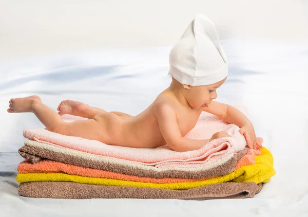 Bebé en toallasbaby op handdoeken — Stockfoto