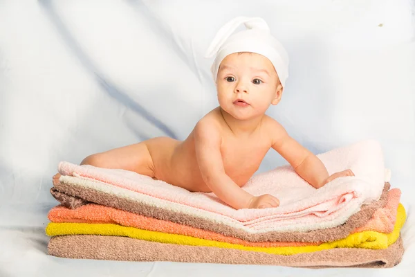 Baby på handdukar — Stockfoto