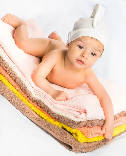 婴儿在毛巾上 — 图库照片