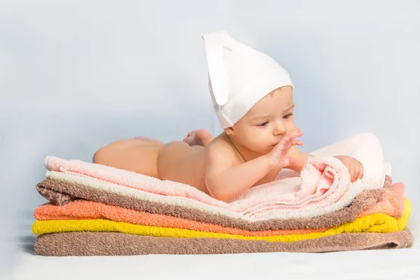 Baby auf Handtüchern — Stockfoto