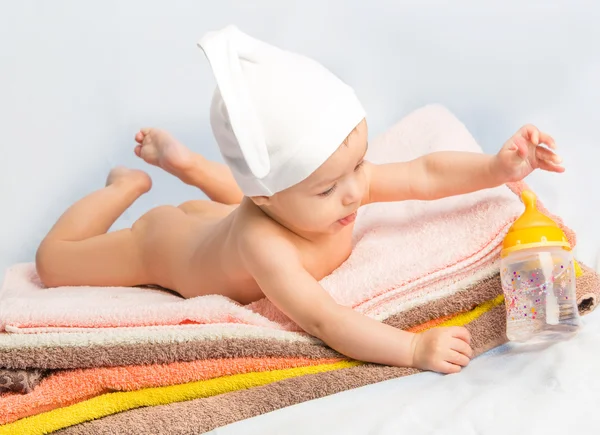 Baby und Flasche — Stockfoto