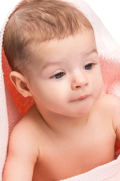 Bebê sob toalha — Fotografia de Stock