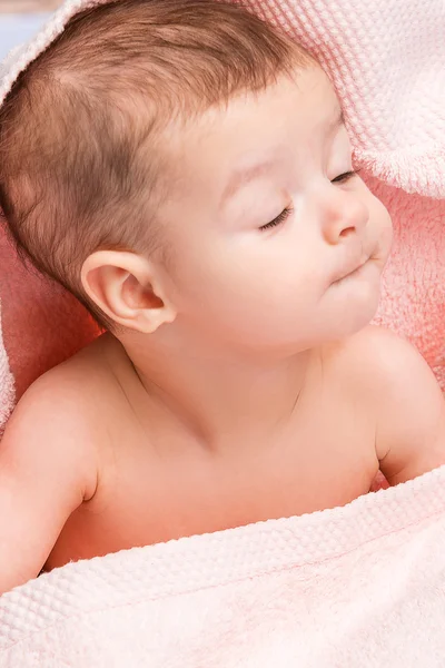 Bebé bajo la toalla —  Fotos de Stock