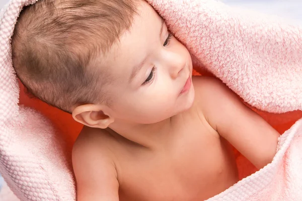 Baby under towel — Stock Photo, Image