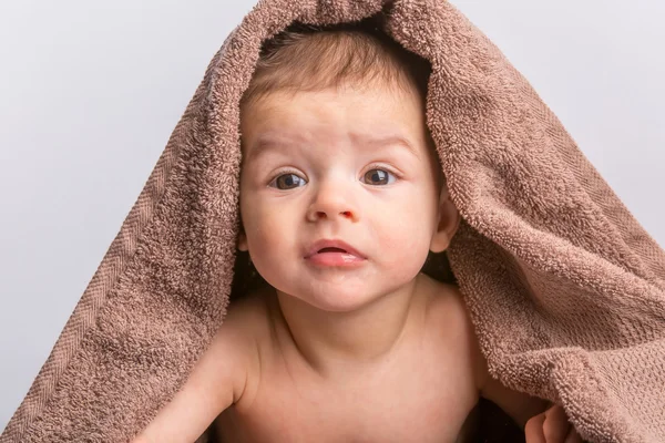 Bebé bajo la toalla — Foto de Stock