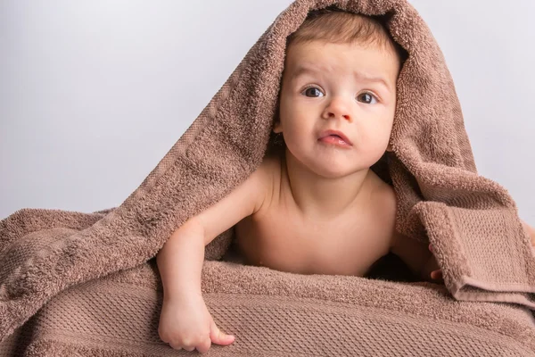 Baby under towel — Stock Photo, Image