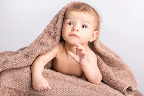 Bebê sob toalha — Fotografia de Stock