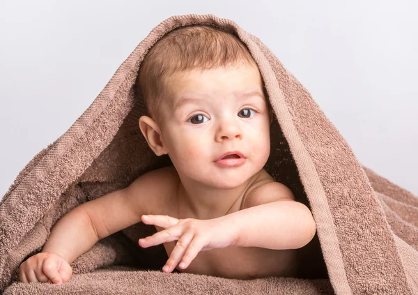 Bambino sotto l'asciugamano — Foto Stock