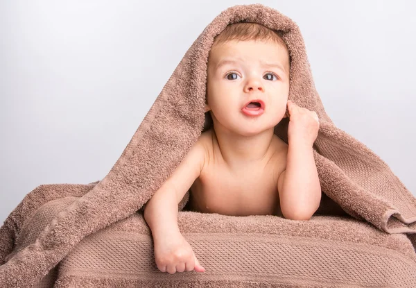 Baby under towel — Stock Photo, Image