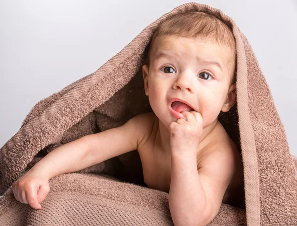 Baby onder handdoek — Stockfoto